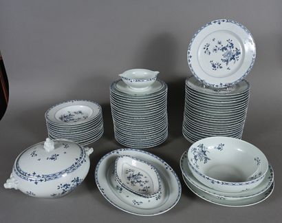 LIMOGES France, 
Partie de service en porcelaine...