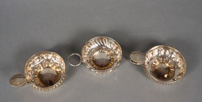 Trois tasses à vin ornées de godrons et oves,...