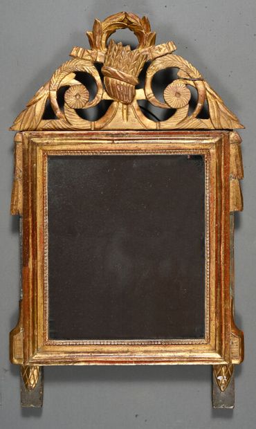 Petit miroir en bois doré, encadrement mouluré...