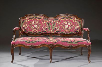 Petit canapé dans le style Louis XV en bois...