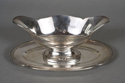 Saucière et son plateau à contours et filets...