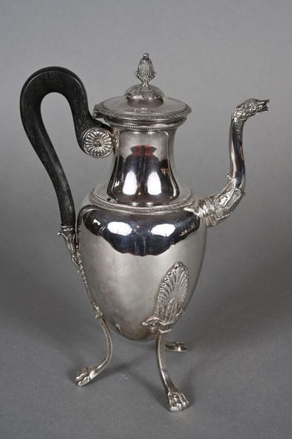 Cafetière à épaulement à décor de palmettes,...