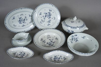 LIMOGES France, 
Partie de service en porcelaine...