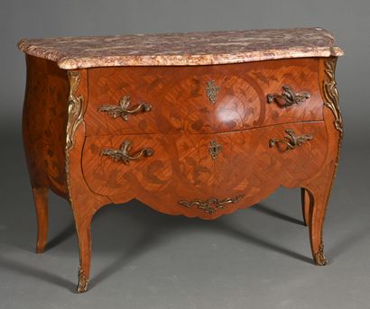 Commode sauteuse dans le style Louis XV en...
