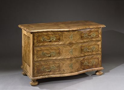 Commode en placage de noyer mis en opposition...