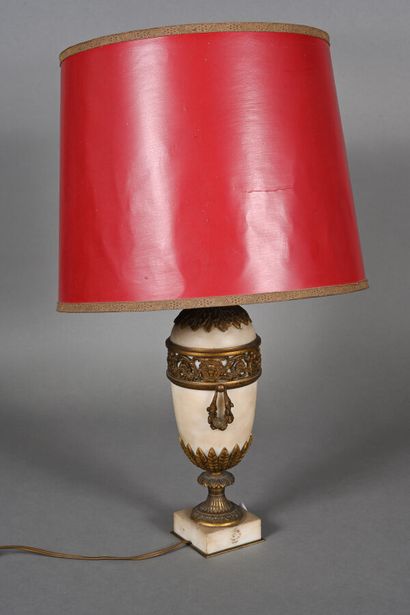 Lampe en albâtre dans le style antique, monture...