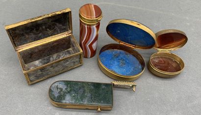 Lot de cinq boîtes en pierres dures à montures...
