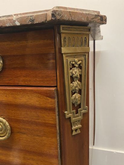 Belle commode en placage de satiné, ouvre...