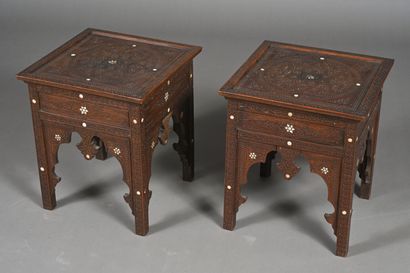 Paire de petites tables basses en bois teinté...