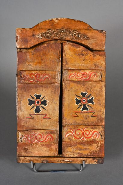 Triptyque en bois polychrome et stuc figurant...