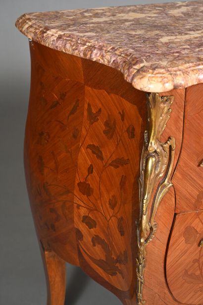 Commode sauteuse dans le style Louis XV en...