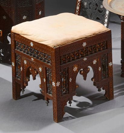 Tabouret en bois teinté et sculpté à décor...