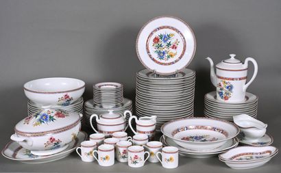 LIMOGES 
Service de table en porcelaine à...