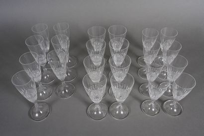 LALIQUE, France. Partie de service en cristal...