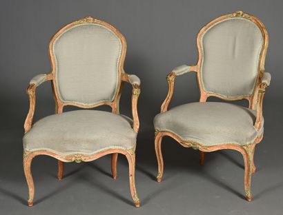 Paire de cabriolets dans le style Louis XV...