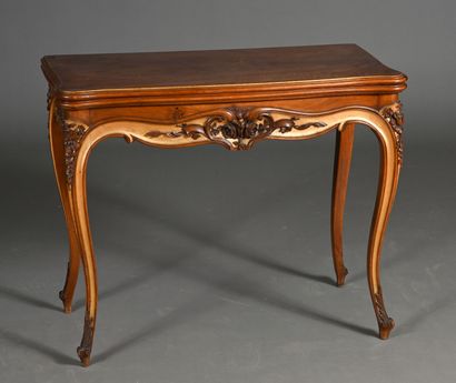 Table à jeux dans le style Louis XV en noyer,...