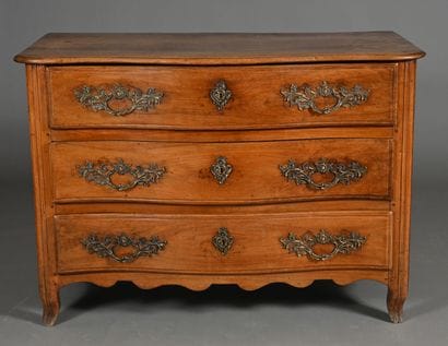 Commode en noyer mouluré, ouvre à trois tiroirs,...