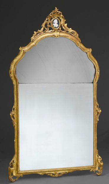 Miroir en bois sculpté et doré, encadrement...