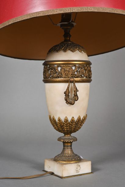 Lampe en albâtre dans le style antique, monture...