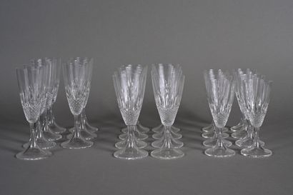 LALIQUE, France. Partie de service en cristal...