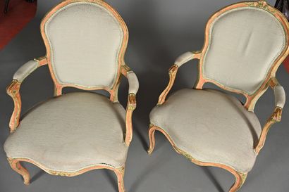 Paire de cabriolets dans le style Louis XV...