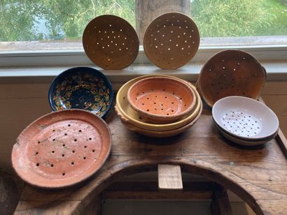 Ten drainers in glazed earthenware and stoneware....