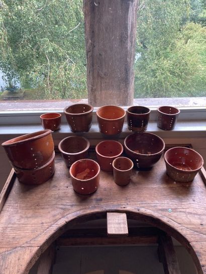 Fourteen glazed earthenware or stoneware...