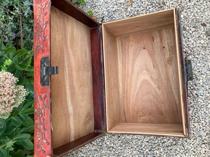 CHINA? Small shawl trunk with camphor wood...