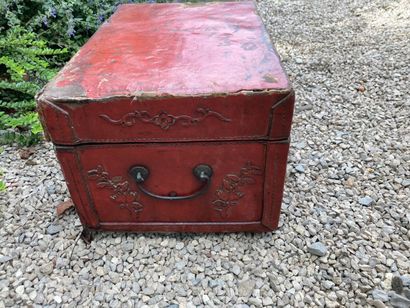 CHINA? Small shawl trunk with camphor wood...
