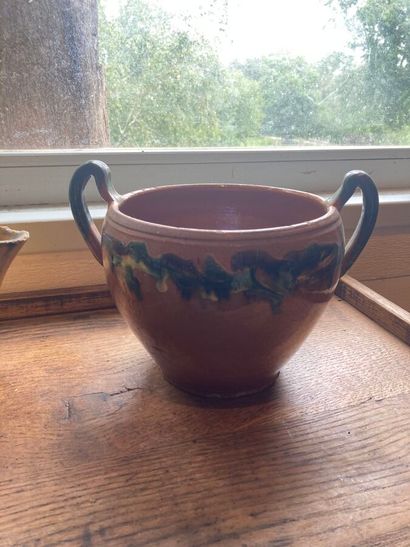 Set of glazed and polychromed pottery, including...