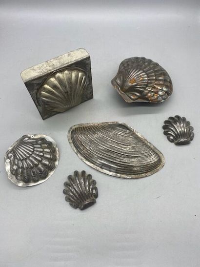 Six shell-shaped tin chocolate molds.
20th...