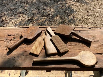 Set of six wooden clothes pegs. 
Early 20th...