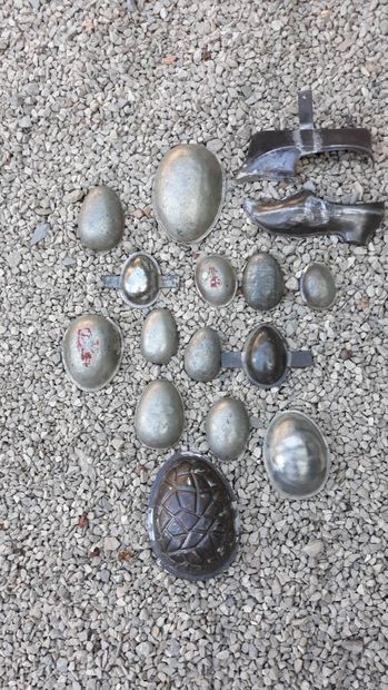 Lot of sixteen various spare parts.