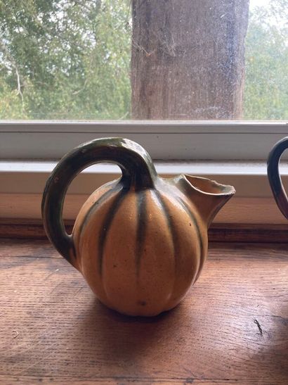 Set of glazed and polychromed pottery, including...