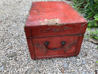 CHINA? Small shawl trunk with camphor wood...