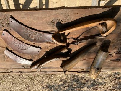 Set comprising a wooden box, a cowhorn box,...