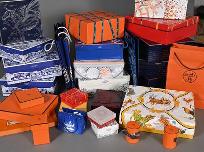HERMES. Ensemble de seize boîtes coffrets...