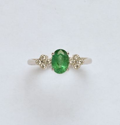 Bague en or gris 18K (750/oo) centrée d'une...