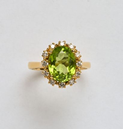 Bague en or jaune 18K (750/oo) centrée d'un...