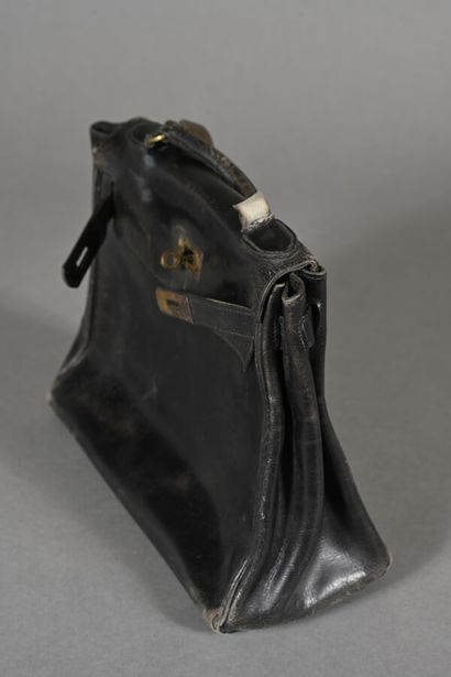 HERMES Paris. Sac Kelly 28 en box noir, bijouterie...