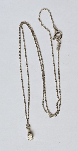 Pendentif en or gris 18K (750/oo) serti d'un...