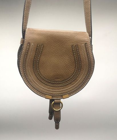 CHLOE. Petit sac besace Marcie en cuir grainé...