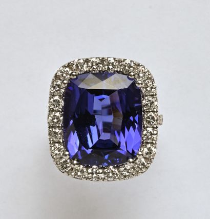 Bague en or gris 18K (750/oo) centrée d'une...