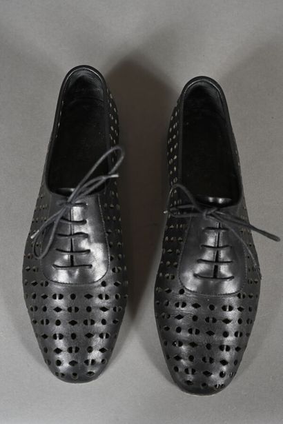 HERMES, Paris. Paire de derby en cuir noir...