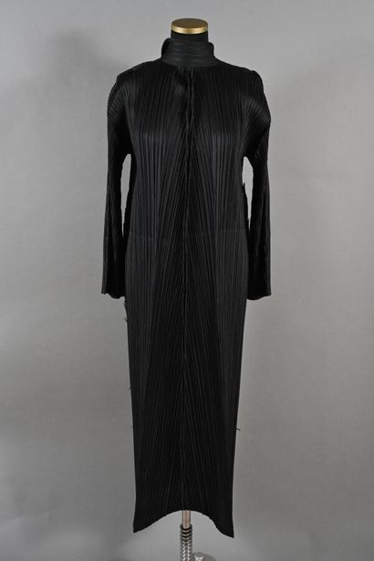 PLEATS PLEASE - Long jacket in black pleated...