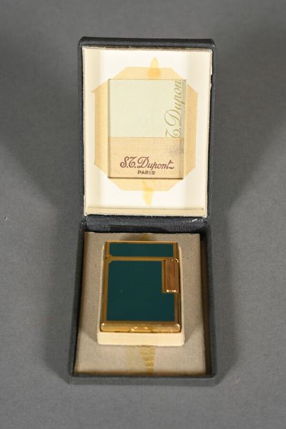 ST DUPONT. Briquet en métal doré émaillé...