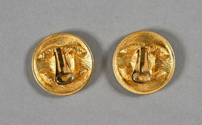 CHANEL. Paire de clips d'oreille, disques...