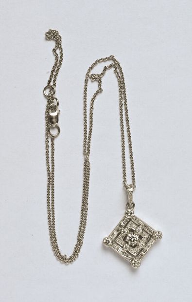 Pendentif en or gris 18K (750/oo) formant...