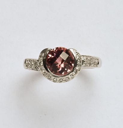 Bague en or gris 18K (750/oo) centrée d'une...