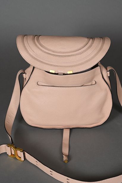 CHLOE. Grand sac besace Marcie en cuir grainé...